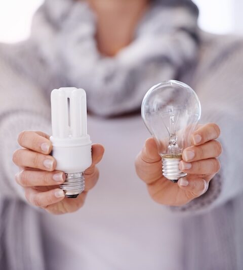 Konsument som visar två glödlampor